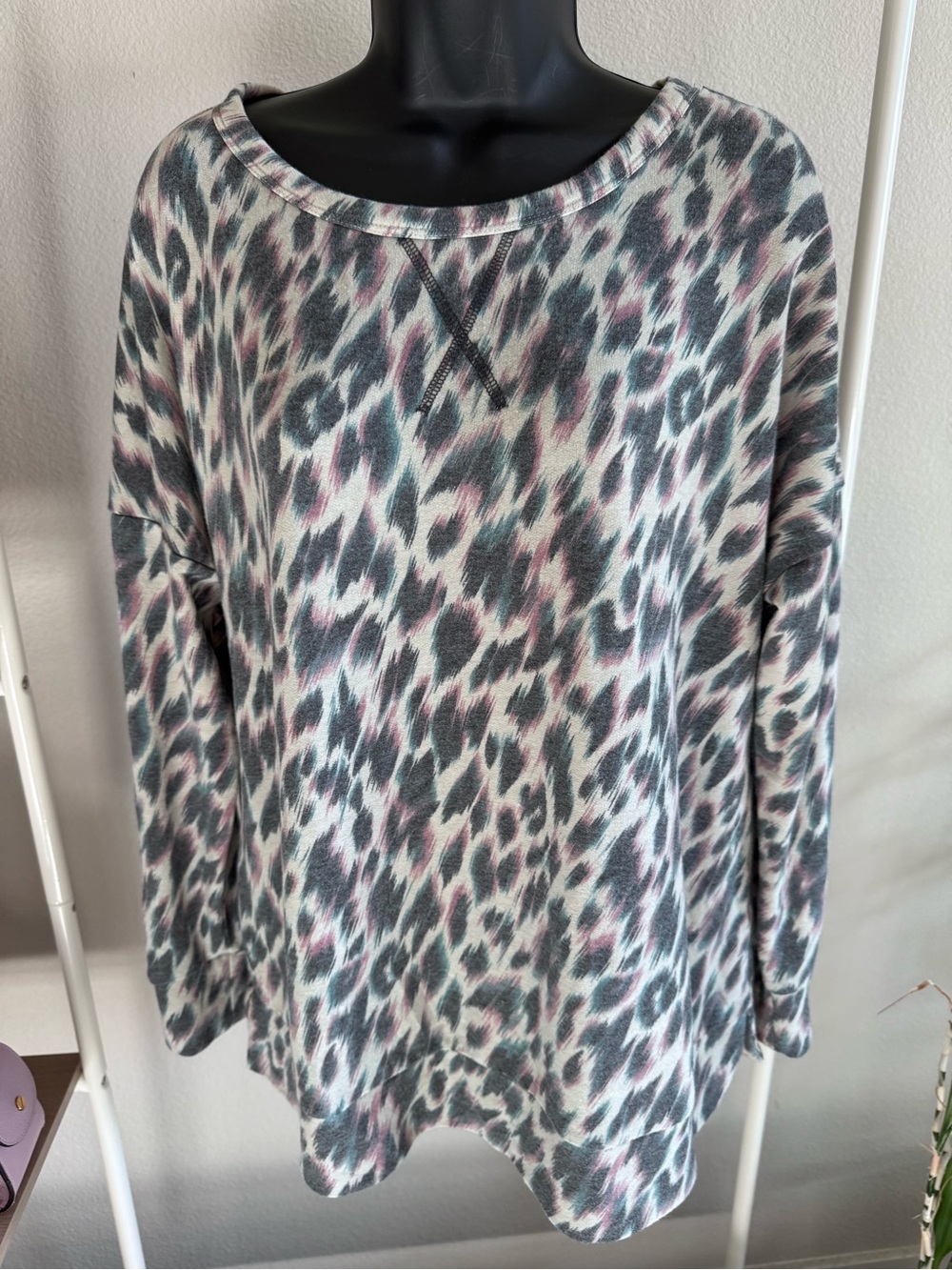 DEAR SCARLET Leopard-Print Scoop Neck Lightweight Sweatshirt in Gray & Pink SZ M